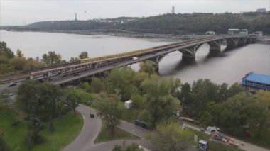Bu stok videosu Ukrayna 'daki Dnipro nehrinin 8K çözünürlükteki havadan görüntüsünü gösteriyor.