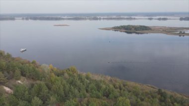 Bu stok videosu Ukrayna 'daki Dnipro nehrinin 8K çözünürlükteki havadan görüntüsünü gösteriyor.