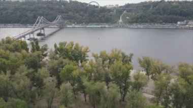 Bu stok videosu Ukrayna 'daki Dnipro nehrinin 8K çözünürlükteki havadan görüntüsünü gösteriyor.