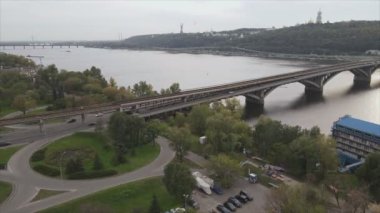 Bu stok videosu Ukrayna 'daki Dnipro nehrinin 8K çözünürlükteki havadan görüntüsünü gösteriyor.