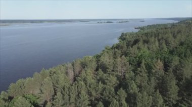 Bu stok videosu Ukrayna 'daki Dnipro nehrinin 8K çözünürlükteki havadan görüntüsünü gösteriyor.