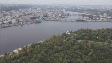 Bu stok videosu Ukrayna 'daki Dnipro nehrinin 8K çözünürlükteki havadan görüntüsünü gösteriyor.