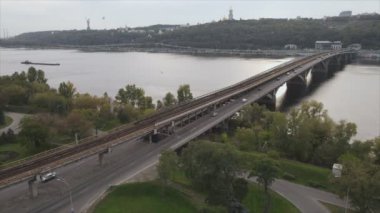 Bu stok videosu Ukrayna 'daki Dnipro nehrinin 8K çözünürlükteki havadan görüntüsünü gösteriyor.