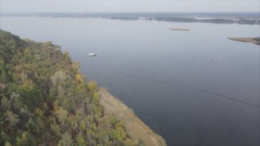 Bu stok videosu Ukrayna 'daki Dnipro nehrinin 8K çözünürlükteki havadan görüntüsünü gösteriyor.