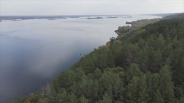 Bu stok videosu Ukrayna 'daki Dnipro nehrinin 8K çözünürlükteki havadan görüntüsünü gösteriyor.