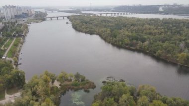 Bu stok videosu Ukrayna 'daki Dnipro nehrinin 8K çözünürlükteki havadan görüntüsünü gösteriyor.