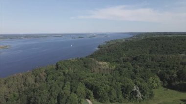 Bu stok videosu Ukrayna 'daki Dnipro nehrinin 8K çözünürlükteki havadan görüntüsünü gösteriyor.