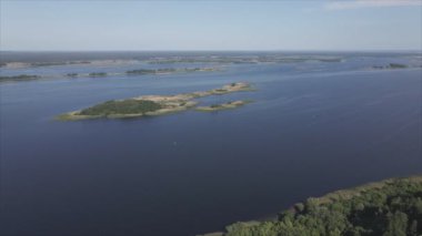Bu stok videosu Ukrayna 'daki Dnipro nehrinin 8K çözünürlükteki havadan görüntüsünü gösteriyor.