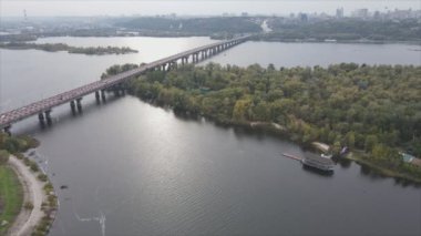 Bu stok videosu Ukrayna 'daki Dnipro nehrinin 8K çözünürlükteki havadan görüntüsünü gösteriyor.