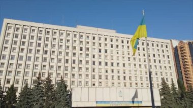 Bu stok videosu Ukrayna 'nın Kyiv kentindeki Merkez Seçim Komisyonu binasının 8K çözünürlükteki görüntülerini gösteriyor.