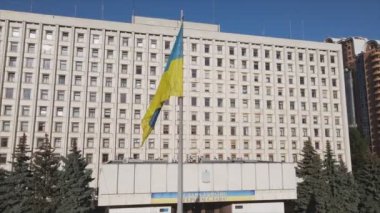 Bu stok videosu Ukrayna 'nın Kyiv kentindeki Merkez Seçim Komisyonu binasının 8K çözünürlükteki görüntülerini gösteriyor.