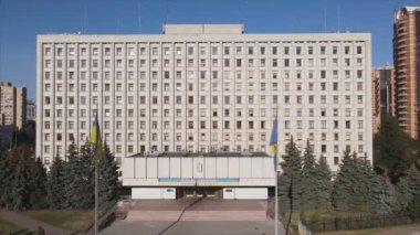 Bu stok videosu Ukrayna 'nın Kyiv kentindeki Merkez Seçim Komisyonu binasının 8K çözünürlükteki görüntülerini gösteriyor.