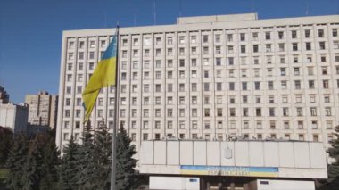 Bu stok videosu Ukrayna 'nın Kyiv kentindeki Merkez Seçim Komisyonu binasının 8K çözünürlükteki görüntülerini gösteriyor.