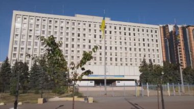 Bu stok videosu Ukrayna 'nın Kyiv kentindeki Merkez Seçim Komisyonu binasının 8K çözünürlükteki görüntülerini gösteriyor.