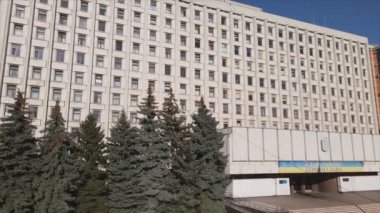 Bu stok videosu Ukrayna 'nın Kyiv kentindeki Merkez Seçim Komisyonu binasının 8K çözünürlükteki görüntülerini gösteriyor.