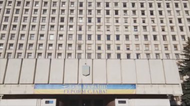 Bu stok videosu Ukrayna 'nın Kyiv kentindeki Merkez Seçim Komisyonu binasının 8K çözünürlükteki görüntülerini gösteriyor.