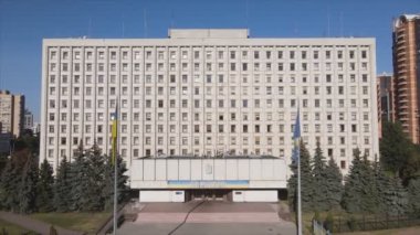 Bu stok videosu Ukrayna 'nın Kyiv kentindeki Merkez Seçim Komisyonu binasının 8K çözünürlükteki görüntülerini gösteriyor.