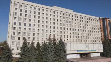Bu stok videosu Ukrayna 'nın Kyiv kentindeki Merkez Seçim Komisyonu binasının 8K çözünürlükteki görüntülerini gösteriyor.