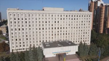 Bu stok videosu Ukrayna 'nın Kyiv kentindeki Merkez Seçim Komisyonu binasının 8K çözünürlükteki görüntülerini gösteriyor.