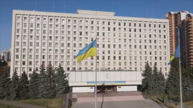 Bu stok videosu Ukrayna 'nın Kyiv kentindeki Merkez Seçim Komisyonu binasının 8K çözünürlükteki görüntülerini gösteriyor.
