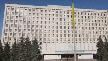 Bu stok videosu Ukrayna 'nın Kyiv kentindeki Merkez Seçim Komisyonu binasının 8K çözünürlükteki görüntülerini gösteriyor.