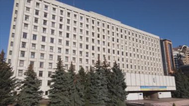 Bu stok videosu Ukrayna 'nın Kyiv kentindeki Merkez Seçim Komisyonu binasının 8K çözünürlükteki görüntülerini gösteriyor.