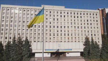 Bu stok videosu Ukrayna 'nın Kyiv kentindeki Merkez Seçim Komisyonu binasının 8K çözünürlükteki görüntülerini gösteriyor.