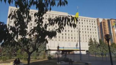 Bu stok videosu Ukrayna 'nın Kyiv kentindeki Merkez Seçim Komisyonu binasının 8K çözünürlükteki görüntülerini gösteriyor.