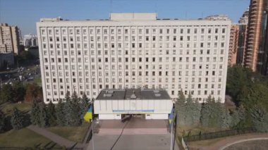 Bu stok videosu Ukrayna 'nın Kyiv kentindeki Merkez Seçim Komisyonu binasının 8K çözünürlükteki görüntülerini gösteriyor.