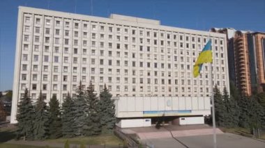 Bu stok videosu Ukrayna 'nın Kyiv kentindeki Merkez Seçim Komisyonu binasının 8K çözünürlükteki görüntülerini gösteriyor.