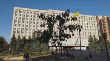 Bu stok videosu Ukrayna 'nın Kyiv kentindeki Merkez Seçim Komisyonu binasının 8K çözünürlükteki görüntülerini gösteriyor.