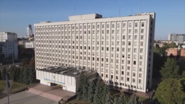 Bu stok videosu Ukrayna 'nın Kyiv kentindeki Merkez Seçim Komisyonu binasının 8K çözünürlükteki görüntülerini gösteriyor.