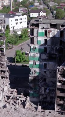 Bu borsa dikey videosu Ukrayna 'daki savaş sonrasını gösteriyor. Borodyanka' da yıkılan bir yerleşim yeri.