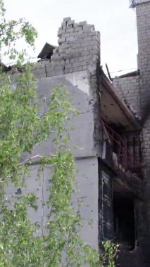 Bu borsa dikey videosu Ukrayna 'daki savaş sonrasını gösteriyor. Borodyanka' da yıkılan bir yerleşim yeri.