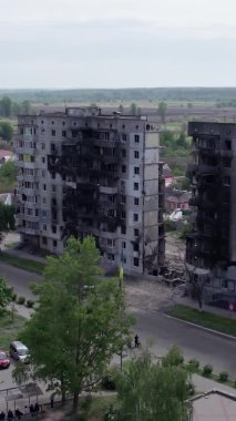 Bu borsa dikey videosu Ukrayna 'daki savaş sonrasını gösteriyor. Borodyanka' da yıkılan bir yerleşim yeri.