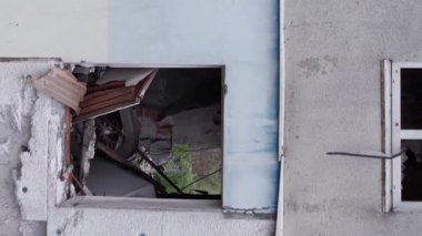 Bu borsa dikey videosu Ukrayna 'daki savaş sonrasını gösteriyor. Borodyanka' da yıkılan bir yerleşim yeri.