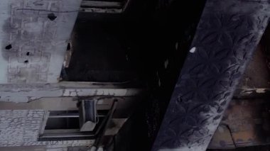 Bu borsa dikey videosu Ukrayna 'daki savaş sonrasını gösteriyor. Borodyanka' da yıkılan bir yerleşim yeri.