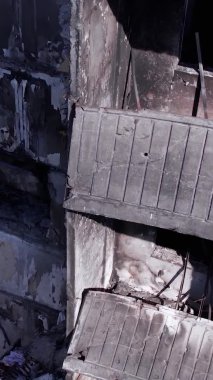 Bu borsa dikey videosu Ukrayna 'daki savaş sonrasını gösteriyor. Borodyanka' da yıkılan bir yerleşim yeri.