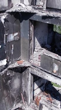 Bu borsa dikey videosu Ukrayna 'daki savaş sonrasını gösteriyor. Borodyanka' da yıkılan bir yerleşim yeri.