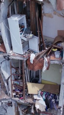 Bu borsa dikey videosu Ukrayna 'daki savaş sonrasını gösteriyor. Borodyanka' da yıkılan bir yerleşim yeri.