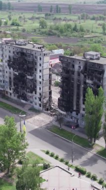 Bu borsa dikey videosu Ukrayna 'daki savaş sonrasını gösteriyor. Borodyanka' da yıkılan bir yerleşim yeri.