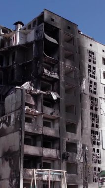 Bu borsa dikey videosu Ukrayna 'daki savaş sonrasını gösteriyor. Borodyanka' da yıkılan bir yerleşim yeri.