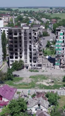 Bu borsa dikey videosu Ukrayna 'daki savaş sonrasını gösteriyor. Borodyanka' da yıkılan bir yerleşim yeri.