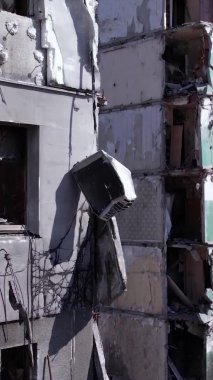 Bu borsa dikey videosu Ukrayna 'daki savaş sonrasını gösteriyor. Borodyanka' da yıkılan bir yerleşim yeri.