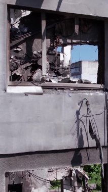 Bu borsa dikey videosu Ukrayna 'daki savaş sonrasını gösteriyor. Borodyanka' da yıkılan bir yerleşim yeri.