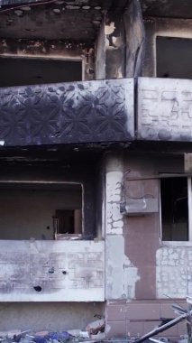 Bu borsa dikey videosu Ukrayna 'daki savaş sonrasını gösteriyor. Borodyanka' da yıkılan bir yerleşim yeri.