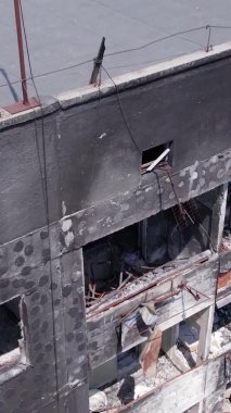 Bu borsa dikey videosu Ukrayna 'daki savaş sonrasını gösteriyor. Borodyanka' da yıkılan bir yerleşim yeri.