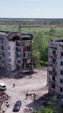 Bu borsa dikey videosu Ukrayna 'daki savaş sonrasını gösteriyor. Borodyanka' da yıkılan bir yerleşim yeri.