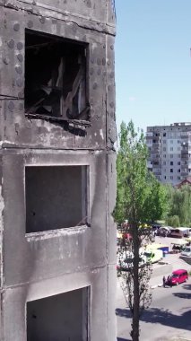 Bu borsa dikey videosu Ukrayna 'daki savaş sonrasını gösteriyor. Borodyanka' da yıkılan bir yerleşim yeri.