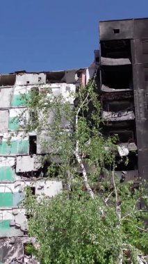 Bu borsa dikey videosu Ukrayna 'daki savaş sonrasını gösteriyor. Borodyanka' da yıkılan bir yerleşim yeri.